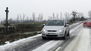Zima sa vracia, dopravu na severe skomplikoval sneh