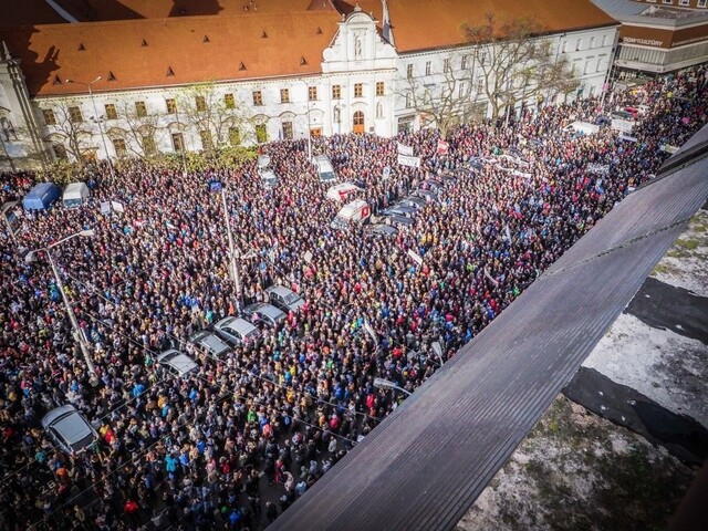 Účastníci Veľkého protikorupčného pochodu zaplnili Námestie SNP