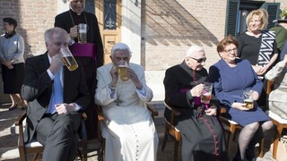Emeritný pápež oslávil 90. narodeniny. Doprial si bavorské pivo