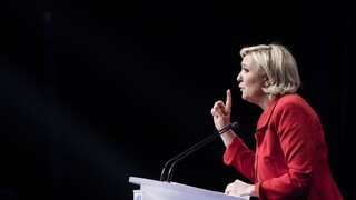 Odstráňte európsku vlajku, žiadala Le Penová v televízii. Vyhoveli jej