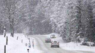 Zima je späť. Sneh komplikoval dopravu najmä na horských priechodoch