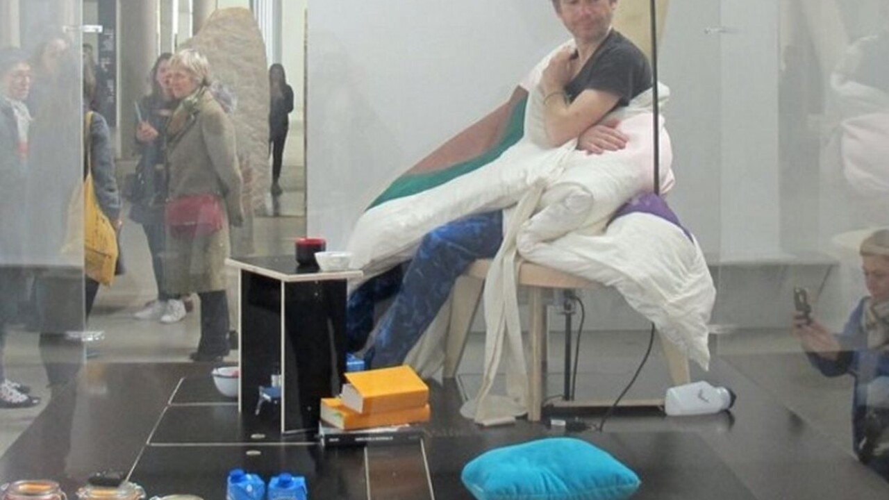Umelec sa rozhodol vysedieť vajcia, vyliahlo sa prvé kuriatko
