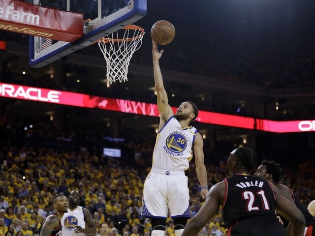 NBA: Favoriti nezaváhali, zvýšili svoje vedenie v sérii