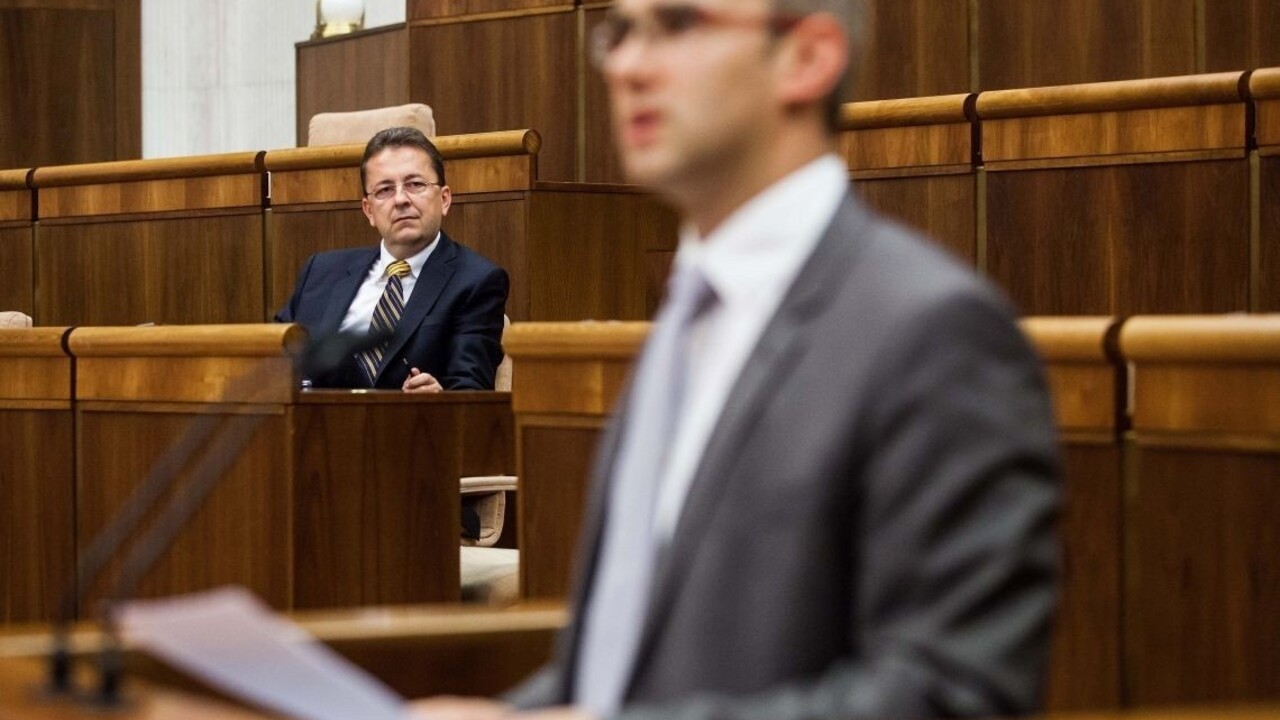 Situácia za hranicami je vážna, exministri obrany spojili sily