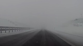 Počuť len nárazy v hmle. Zverejnili video z hromadnej nehody na D1