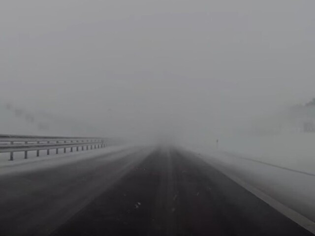 Počuť len nárazy v hmle. Zverejnili video z hromadnej nehody na D1