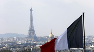 Eiffelova veža Paríž vlajka 1140px (TASR)