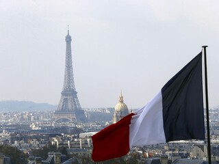 Eiffelova veža Paríž vlajka 1140px (TASR)