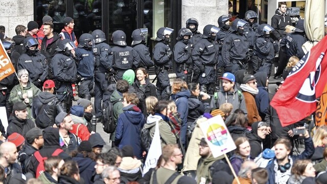 Zjazd nemeckých populistov sprevádzajú protesty, došlo k zraneniam