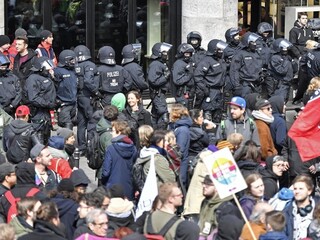 Zjazd nemeckých populistov sprevádzajú protesty, došlo k zraneniam