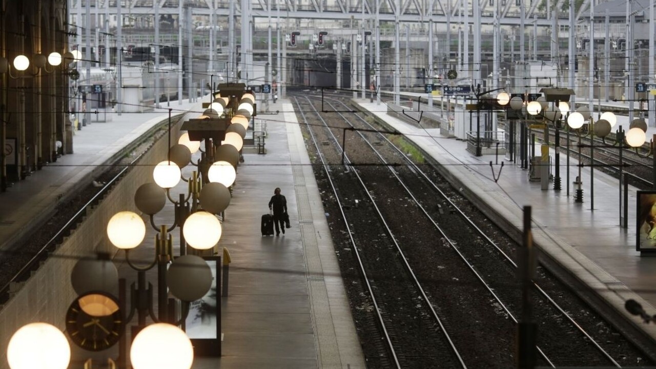 Na parížskej stanici zatkli muža s nožom, ľudia podľahli panike