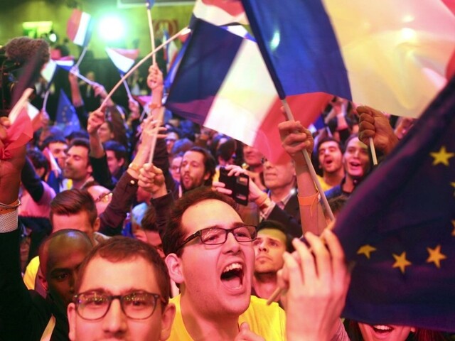 Francúzi rozhodli. Do druhého kola postúpia Macron a Le Penová
