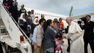 Pápež prirovnal utečenecké tábory ku koncentračným. Žiada ľudský prístup