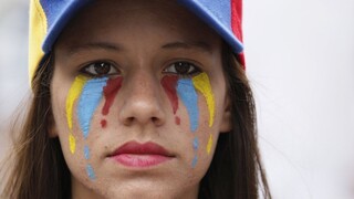 Rozvášnený dav na chvíľu stíchol. Venezuelčania si uctili obete vzbury