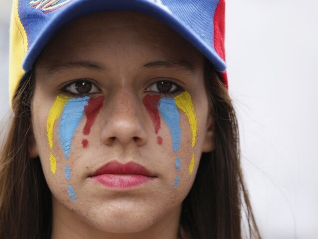Rozvášnený dav na chvíľu stíchol. Venezuelčania si uctili obete vzbury