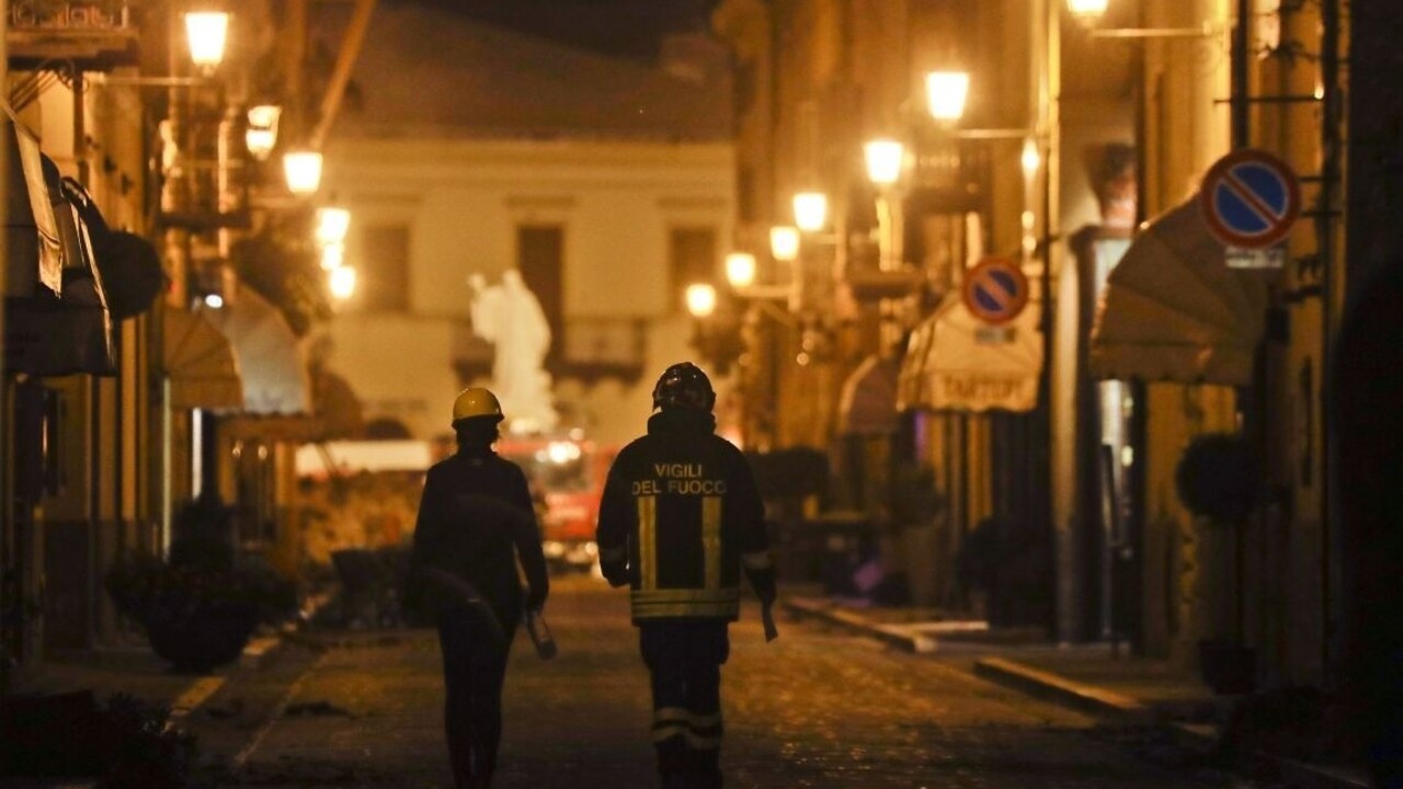 Chlapec, ktorého rodičia vyhodili z horiaceho domu, zomrel