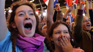 Proeurópsky Macron tesne zvíťazil nad líderkou krajnej pravice