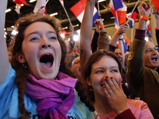 Proeurópsky Macron tesne zvíťazil nad líderkou krajnej pravice