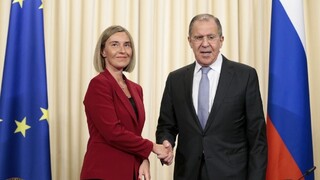 Sankcie uvalené na Rusko budú pokračovať, uviedla Mogheriniová