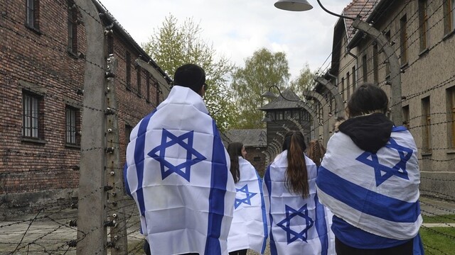 Tisíce ľudí sa zapojili do Pochodu živých. Uctili si obete holokaustu