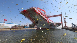Čína spustila na vodu prvú lietadlovú loď vlastnej výroby
