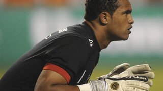 Brazílsky brankár odsúdený za vraždu priateľky putuje späť do väzenia