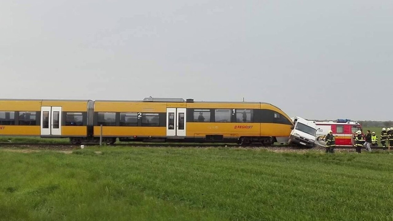 Vlak RegioJetu sa zrazil s dodávkou, tlačil ju desiatky metrov