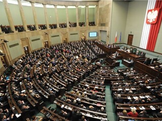 Poľská opozícia v prieskume prvýkrát za dva roky porazila vládnu stranu