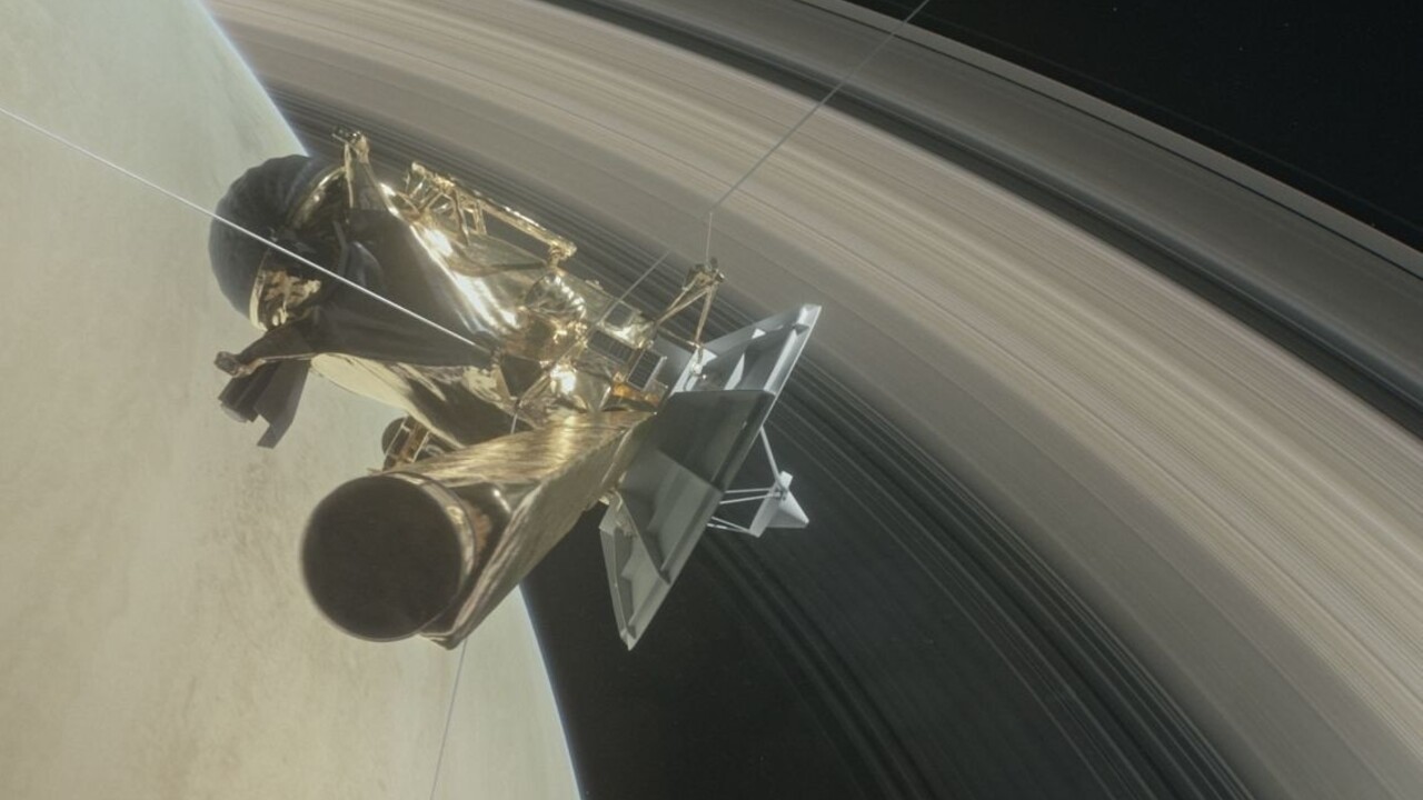 Sonda Cassini to dokázala. Po riskantnom prelete sa ozvala Zemi