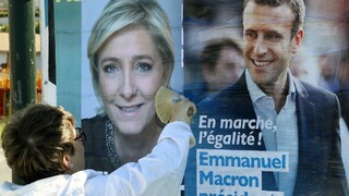 V druhom kole volieb bojujú Macron a Le Penová s novými heslami