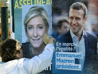V druhom kole volieb bojujú Macron a Le Penová s novými heslami