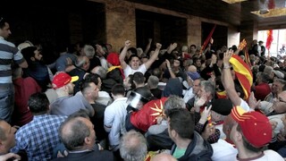 Rozhnevaní Macedónčania prenikli do parlamentu a vrhli sa na poslancov