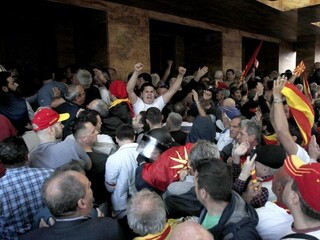 Rozhnevaní Macedónčania prenikli do parlamentu a vrhli sa na poslancov