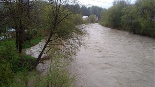 Rieky nebezpečne stúpli, vydali výstrahy pred povodňami