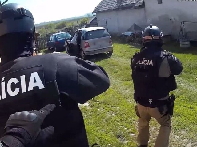 Zverejnili video zo zásahu proti dvojici podozrivej z vraždy