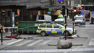 Útok kamiónom v Štokholme má ďalšiu obeť, zomrela staršia žena