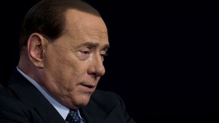 Berlusconi skončil v nemocnici, museli mu zošiť peru