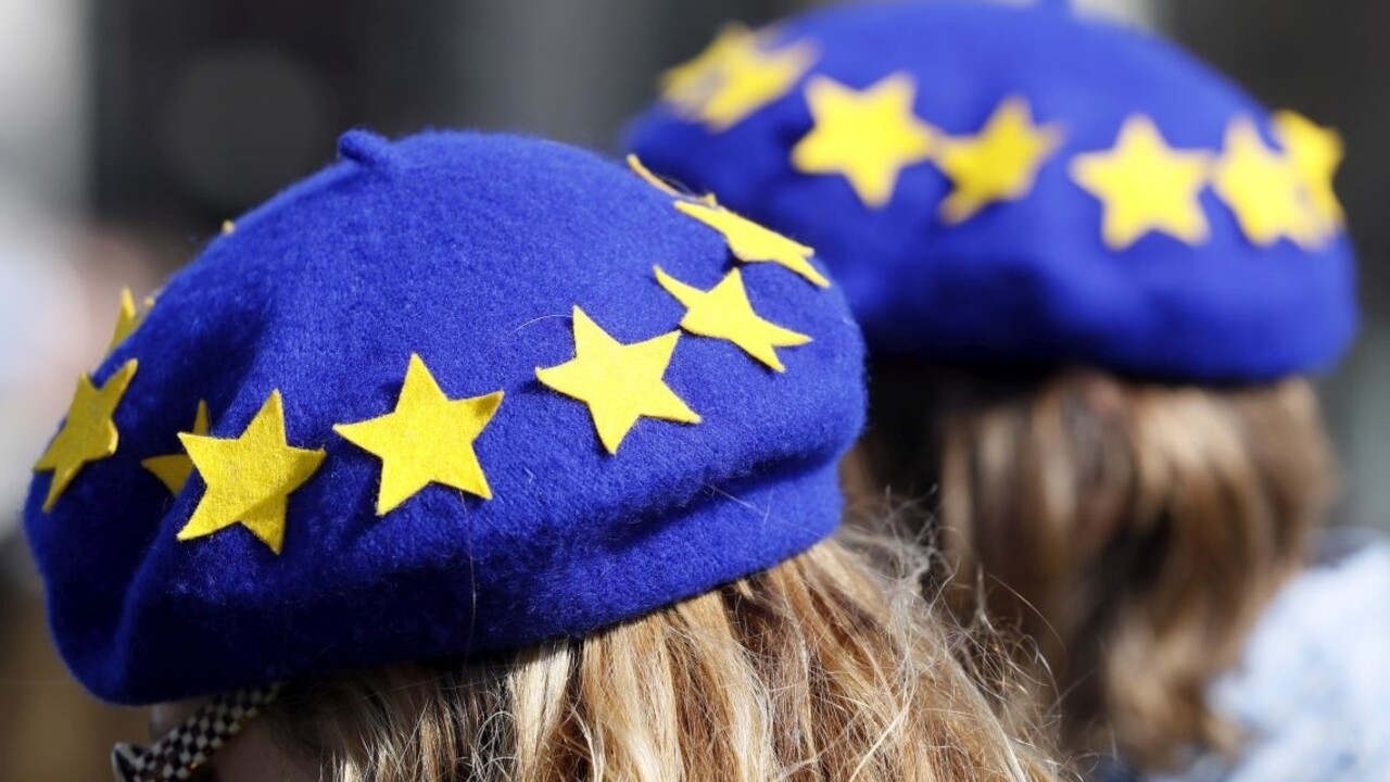Brexit Európska únia čiapky baretky 1140 px (SITA/AP)