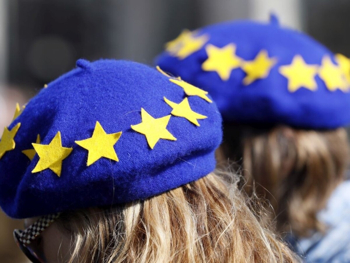 Brexit Európska únia čiapky baretky 1140 px (SITA/AP)