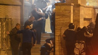 Po násilnom vtrhnutí do macedónskeho parlamentu obvinili 15 ľudí
