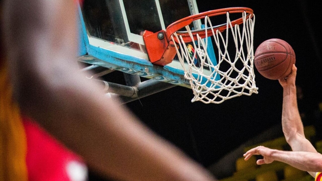 Basketbal kôš lopta baskebalka Inter Bratislava Košice ilu 1140 px (SITA/Marko Erd)