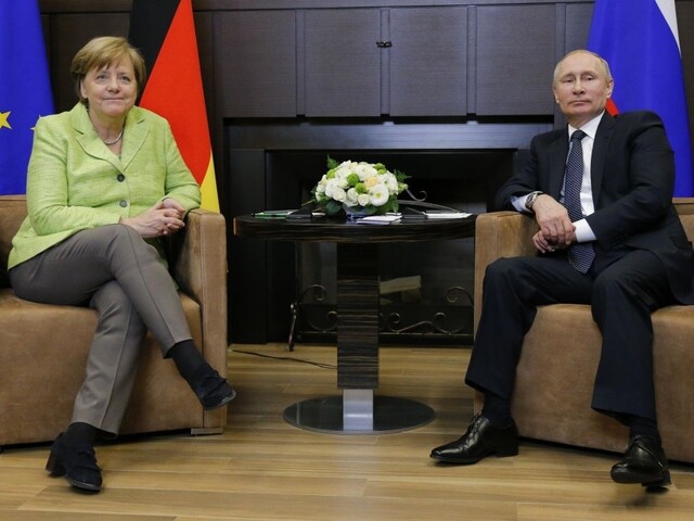 Putin sa stretol s Merkelovou. K prelomu vraj nedošlo
