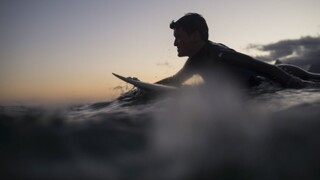 Z mora vytiahli strateného surfera. Na doske strávil 32 hodín