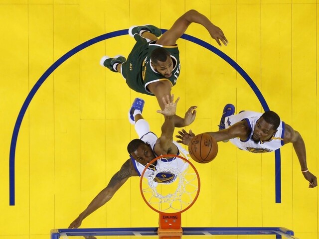 NBA: Boston potiahol 53-bodový Thomas, Warriors vedú v sérii