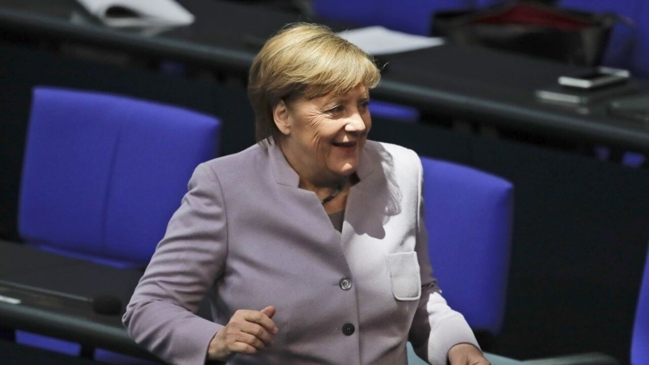 Merkelovú by potešilo víťazstvo Macrona. Mohlo by to pomôcť aj jej