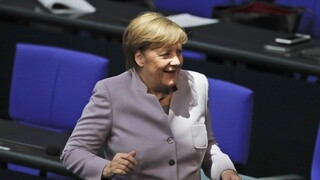 Merkelovú by potešilo víťazstvo Macrona. Mohlo by to pomôcť aj jej