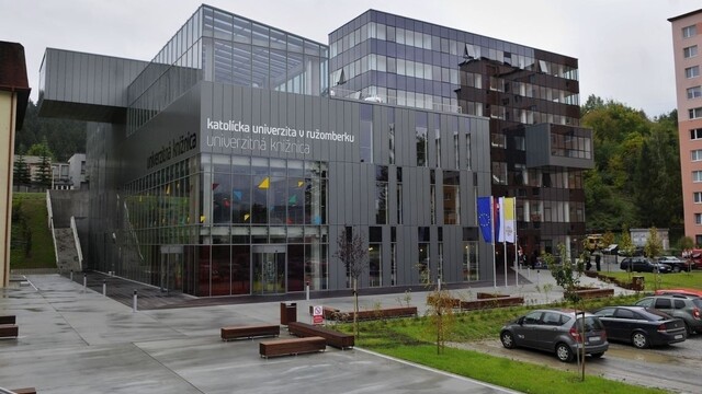 Katolícka univerzita si uctila zakladateľov. Odhalila im pamätník