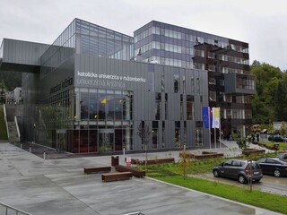 Katolícka univerzita si uctila zakladateľov. Odhalila im pamätník