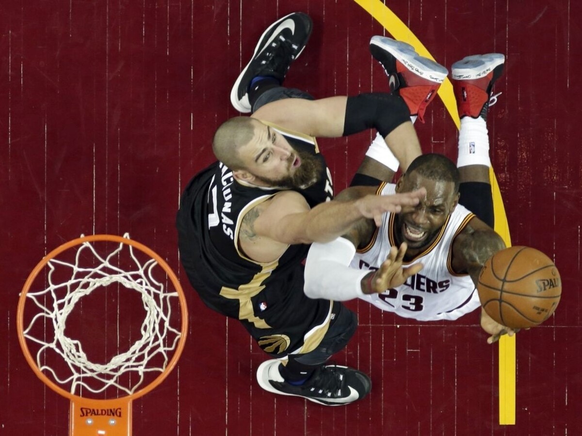 Cleveland si opäť poradil s Torontom, James stíha už len Jordana