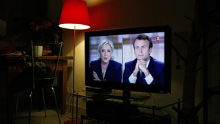 V televíznom dueli vyhral podľa prieskumov centrista Macron